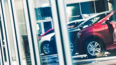 Эксперты узнали, сколько стоит место в очереди за новым автомобилем в России - motor.ru - Россия