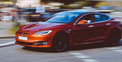 Компания Tesla отзывает в США 475 тыс. электромобилей из-за неисправных камер и багажников - avtonovostidnya.ru - Сша