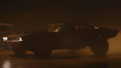 Брюс Уэйн - Новый бэтмобиль засветился в свежем трейлере «Бэтмена» - motor.ru - Сша