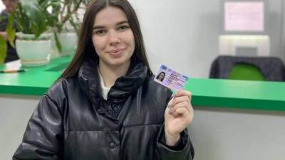 Первые водительские удостоверения с кодом "78" нашли своих владельцев - auto.24tv.ua