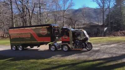 Байкер превратил трехколесный мотоцикл в тягач для фуры - auto.24tv.ua - Сша - штат Северная Каролина - штат Монтана