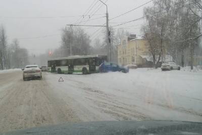 В Ярославле автобус врезался в придорожный столб - yar.mk.ru - Ярославль