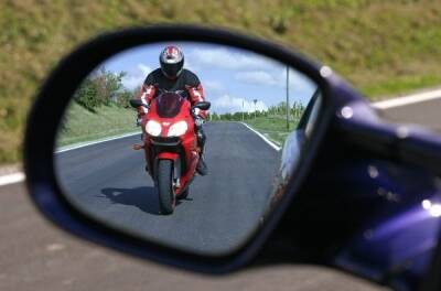 Слепой мотоциклист впервые в мире получил водительские права (видео) - news.infocar.ua