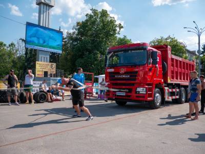 Как украинские богатыри тянули китайские грузовики (фото) - autocentre.ua - Украина - Кременчуг