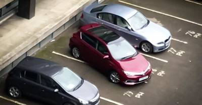 Видео: как припарковать машину за 8 минут и 10 очень неловких попыток - motor.ru