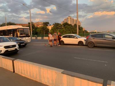 В Ростове на мосту Стачки столкнулись автобус и две легковушки - dontr.ru - Ростовская обл.