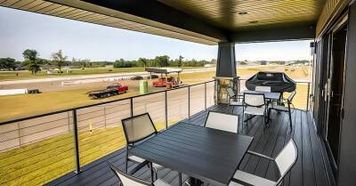 Двухэтажный дом с собственным выездом на гоночную трассу продают за миллион долларов - motor.ru - Usa - штат Миннесота