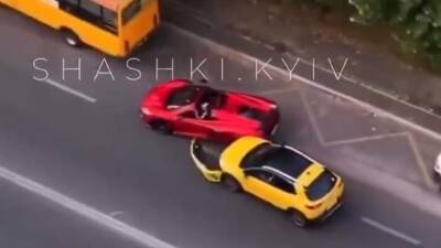 Kia Stonic - В Киеве произошла авария с дорогим суперкаром: фото и видео момента ДТП - auto.24tv.ua - Киев