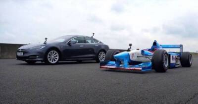 Герхард Бергер - Жан Алези - Tesla Model S сразилась в драг-рейсинге со старым болидом Формулы 1 - skuke.net