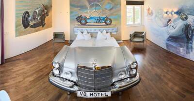 Посмотрите на отель V8, кровати в котором сделаны из настоящих автомобилей - motor.ru