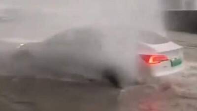 Посмотрите, как сорвиголова на Tesla едет по затопленной улице - auto.24tv.ua - Китай