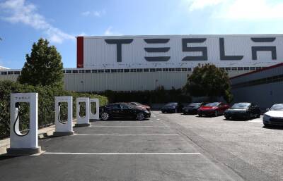 Tesla вновь отложила выпуск тягача Semi и пикапа Cybertruck - autocentre.ua - Сша