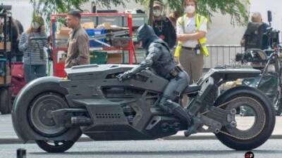 Дженнифер Лопес - Бен Аффлек - На улицах был замечен монструозный мотоцикл Бэтмена - auto.24tv.ua - Франция - Шотландия