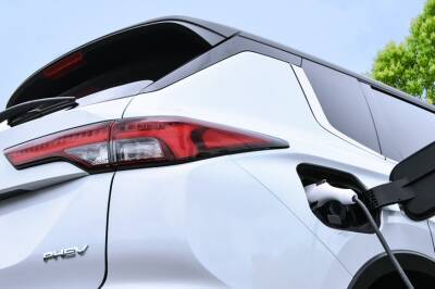 Mitsubishi готовит новый Outlander PHEV: у кроссовера вырастет запас хода на одной зарядке - kolesa.ru