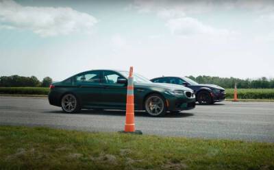 Гонка 2 суперседанов. BMW M5 CS 2022 года vs Dodge Charger Hellcat Redeye. Видео - autonews.autoua.net