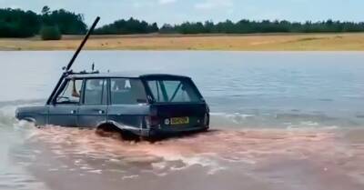 Видео: Range Rover под водой пересекает глубокое озеро, а потом едет дальше - motor.ru