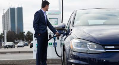 Джонатан Уилкинсон - Канада запретит продажи бензиновых и дизельных автомобилей с 2035 года - autonews.autoua.net - Канада