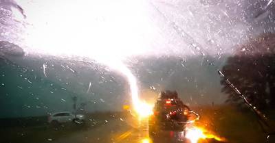 Grand Cherokee - Видео: посмотрите, как в Jeep Grand Cherokee четыре раза подряд ударила молния - motor.ru - штат Канзас - Usa