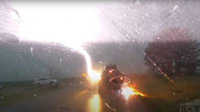 В машину четыре раза подряд ударила молния и это было записано на видео - auto.24tv.ua - штат Канзас - Usa