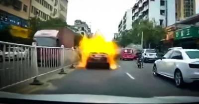 Видео: Toyota Camry взорвалась на оживленной улице в Китае. И не один раз - motor.ru - Китай