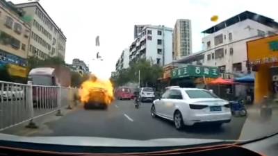 Видео: Toyota Camry взорвалась на ходу посреди улицы - auto.24tv.ua - Китай