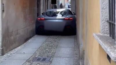 Суперкар Ferrari Roma застрял на тесной Итальянской улице: видео - auto.24tv.ua - Италия - Рим