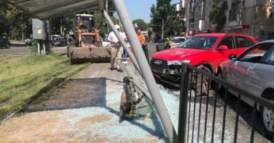 В Одессе от столкновения авто упала трамвайная остановка, пострадали люди (ФОТО, ВИДЕО) - delo.ua - Украина - Одесса - Одесская обл.