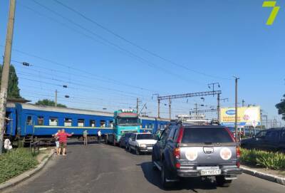 В Одессе поезд врезался в грузовик – на переезде большая пробка (видео) - odessa-life.od.ua - Украина - Одесса