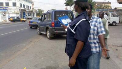 Полицейская получила от водителя взятку меньше 1000 гривен, оставила в его машине iPhone 12 Pro Max - auto.24tv.ua - Гана