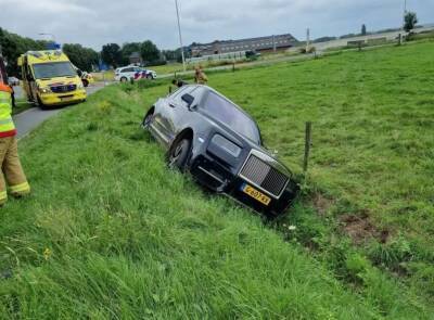 Почти как в Украине: пьяный водитель разбил свой Rolls-Royce Cullinan (фото) - autocentre.ua - Украина - Голландия