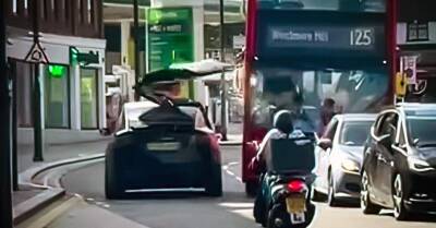 Видео: Tesla Model X разбила открытую дверь об автобус - motor.ru - Лондон