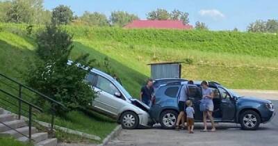 Приехала беда, откуда и не ждали: в Череповце на припаркованный автомобиль сверху съехала машина - skuke.net - Череповец