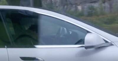 Видео: пьяный водитель уснул за рулем Tesla во время движения - motor.ru - Норвегия