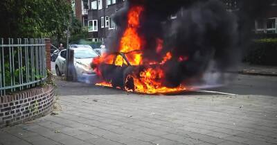 Видео: электрокар Volkswagen ID.3 сгорел после подзарядки - motor.ru - Голландия - Гронинген