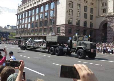 Как прошел масштабный военный парад в Киеве (видео) - autocentre.ua - Киев