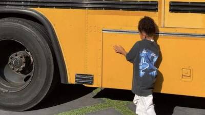 Скотт Трэвис - Рэпер купил трехлетней дочке целый школьный автобус - auto.24tv.ua