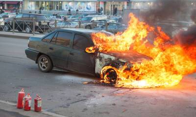 В Петрозаводске ночью подожгли автомобиль - gubdaily.ru - республика Карелия - Петрозаводск