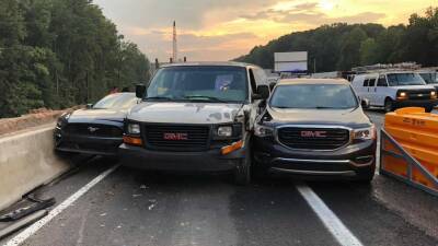 Не поделили дорогу: три автомобиля застряли на узком шоссе (фото) - autocentre.ua - Сша - штат Джорджия