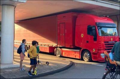 Повреждённый грузовик Ferrari прибыл в Зандфорт - f1news.ru