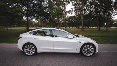 Tesla на автопилоте врезалась в полицейский автомобиль на фоне расследования безопасности системы - autocentre.ua - Сша - штат Флорида