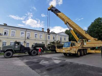 Как 150-тонный актокран поднимал бронетехнику в Киеве (видео) - autocentre.ua - Киев - Украина
