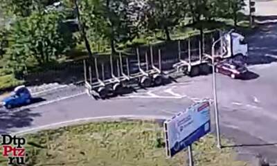 Автомобиль столкнулся с лесовозом в Петрозаводске - gubdaily.ru - Петрозаводск
