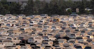 Посмотрите, как тысячи машин сушат на гигантской стоянке в Китае после наводнения - motor.ru - Китай - Чжэнчжоу