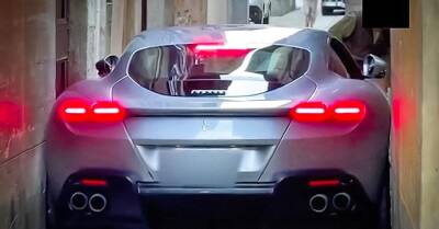Видео: Ferrari Roma застрял на очень узкой улице в Италии - motor.ru - Россия - Италия