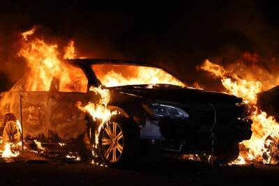 Огонь уничтожил 40 автомобилей, выставленных на продажу (видео) - autocentre.ua - Сша