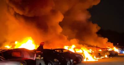 Видео: 40 подержанных автомобилей сгорели дотла из-за удара молнии - motor.ru - Сша - штат Индиана