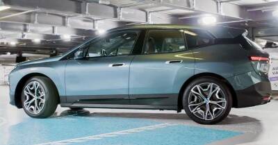 Видео: посмотрите, как беспилотный BMW iX сам паркуется, заряжает аккумуляторы и посещает автомойку - motor.ru