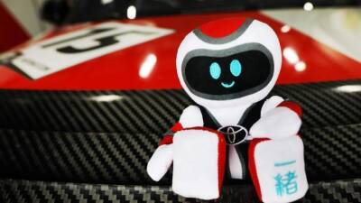 Toyota дарит покупателям спорткаров GR плюшевого робота Ишо - auto.24tv.ua - Англия