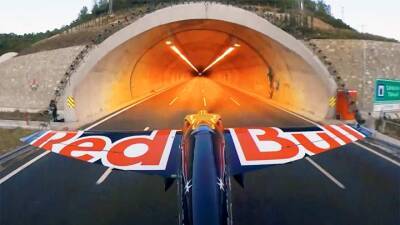 Итальянец установил 4 мировых рекорда, пролетев на самолете сквозь 2 автомобильных тоннеля: видео - auto.24tv.ua - Стамбул