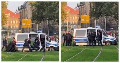 В Дрездене полицейский автомобиль не смог преодолеть трамвайные пути - skuke.net